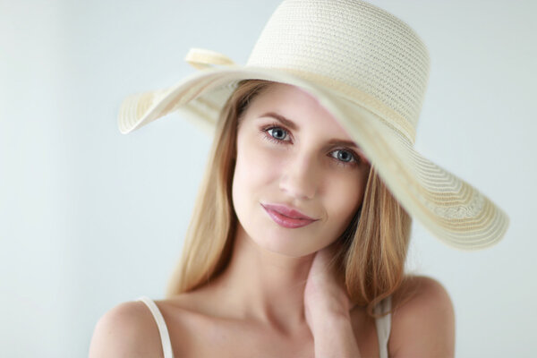 Портрет красивой модели в шляпе, изолированный на белом
