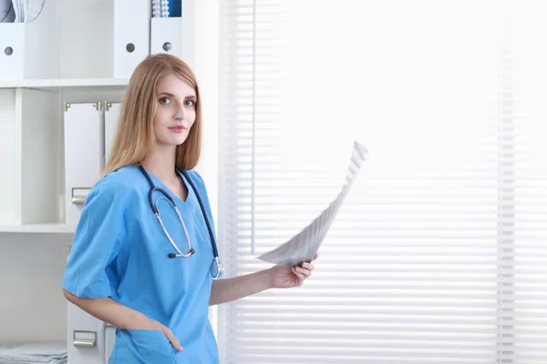 Doctora que muestra rayos X en el hospital — Foto de Stock