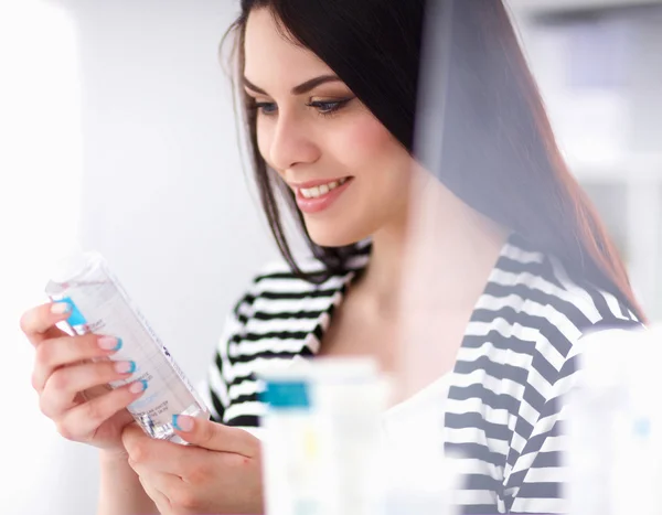 mooie jonge vrouw in winkel