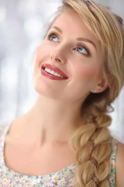 Schöne blonde junge Frau mit Flechtfrisur — Stockfoto