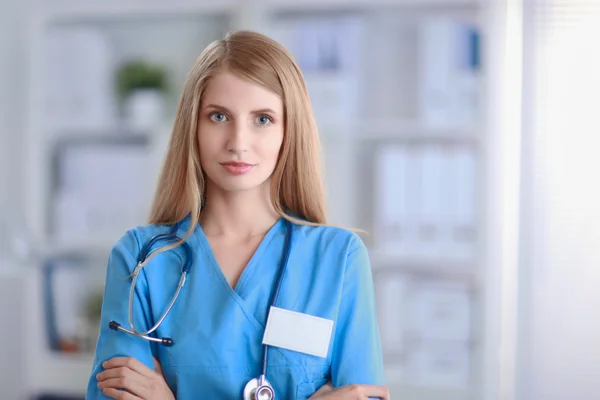 Imagen de un médico mirando la cámara — Foto de Stock