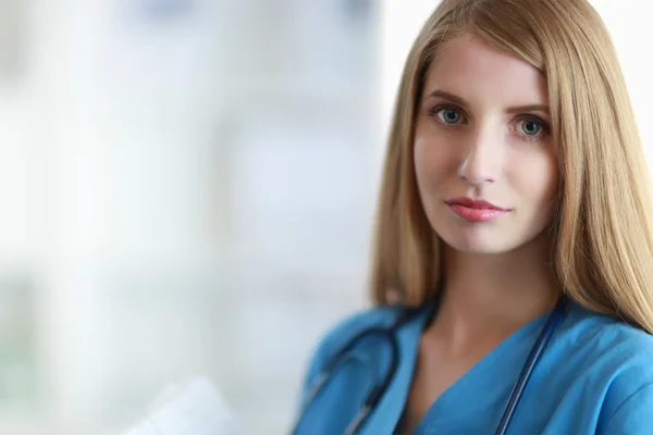 Retrato de doctora con carpeta en el pasillo del hospital —  Fotos de Stock