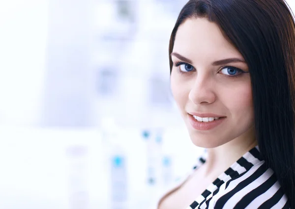 Mooie jonge vrouw in winkel — Stockfoto