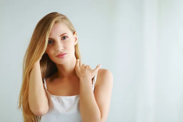 Porträt eines jungen schönen Mädchens mit. Make-up. — Stockfoto