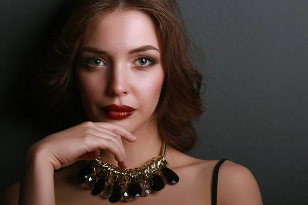 Porträtt av ung vacker kvinna med smycken — Stockfoto