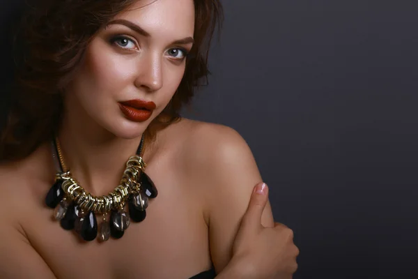 Retrato de joven hermosa mujer con joyas — Foto de Stock