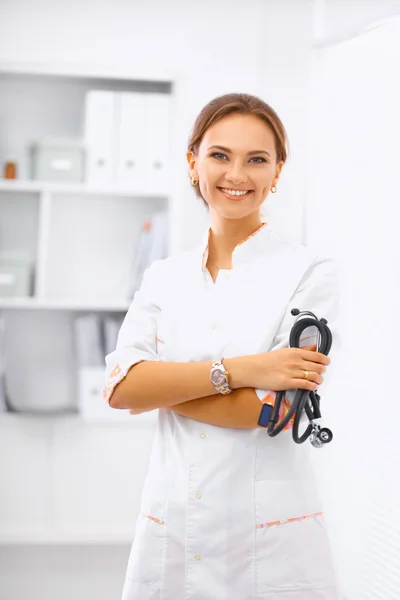 Woman doctor standing with stethoscope at hospital — Stock Photo, Image