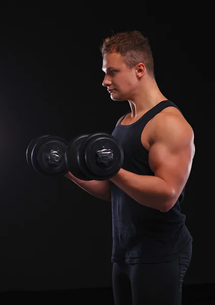 Fitter muskulöser Mann beim Training mit der Kurzhantel — Stockfoto