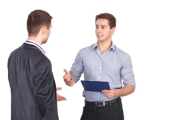 Dos hombres de negocios estrechando la mano y uno de ellos sosteniendo una carpeta — Foto de Stock