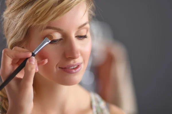 Künstlerin macht professionelles Make-up für Frauen — Stockfoto