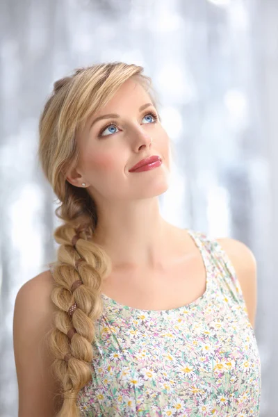 三つ編みヘアスタイルと美しい金髪の若い女性 — ストック写真