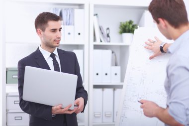 İş adamları iş toplantısında oturup tartışıyor.