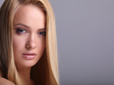 gri arka plan üzerinde izole, güzel bir kadın