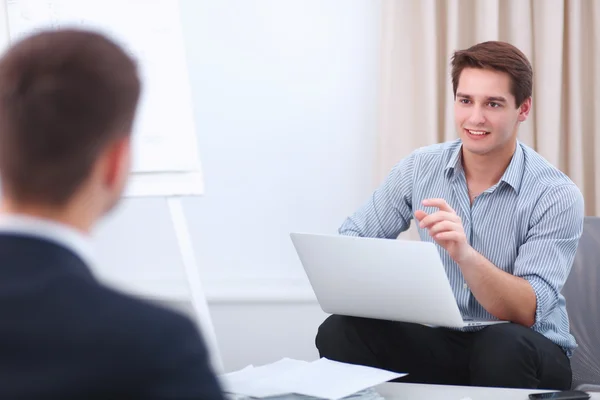Empresários falando em reunião no escritório — Fotografia de Stock