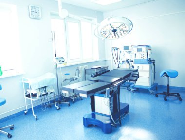 Modern klinikteki ameliyathane.