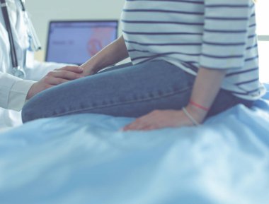 Hastanede doktorla gülümseyen güzel bir hamile kadın.