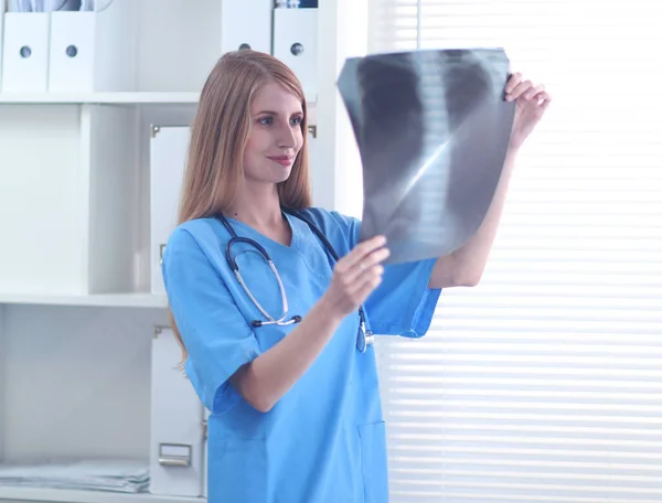 Retrato de doctora con carpeta en el pasillo del hospital — Foto de Stock