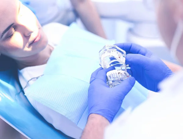 Diş hekiminde dişçi muayenehanesinde diş tedavisi gören yaşlı güzel bir kadın. — Stok fotoğraf