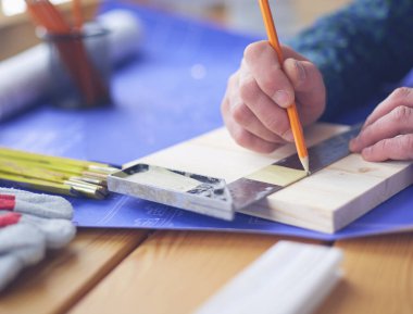 Ofisteki çizim masasında çalışan mimar