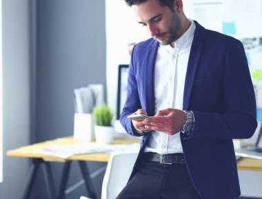 Genç tasarımcı ofisinde SMS yazma