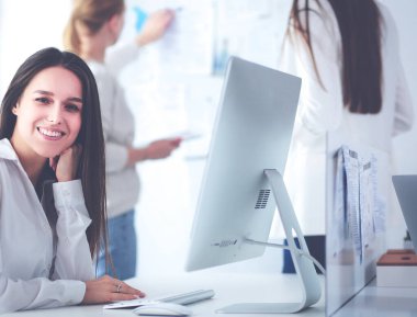 Ofiste dizüstü bilgisayarda çalışan çekici kadın. İş adamları