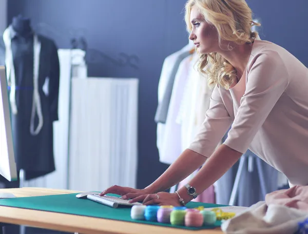 Modedesignerin arbeitet im Atelier an ihren Entwürfen. — Stockfoto