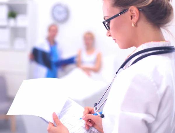 Woman doctor standingat hospital — Stock Photo, Image