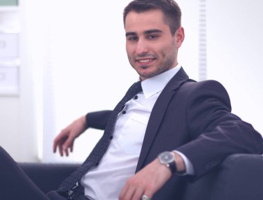 Onun ofisinde oturan genç işadamı