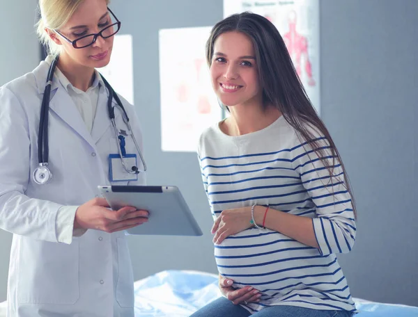 Vacker leende gravid kvinna med läkaren på sjukhuset — Stockfoto
