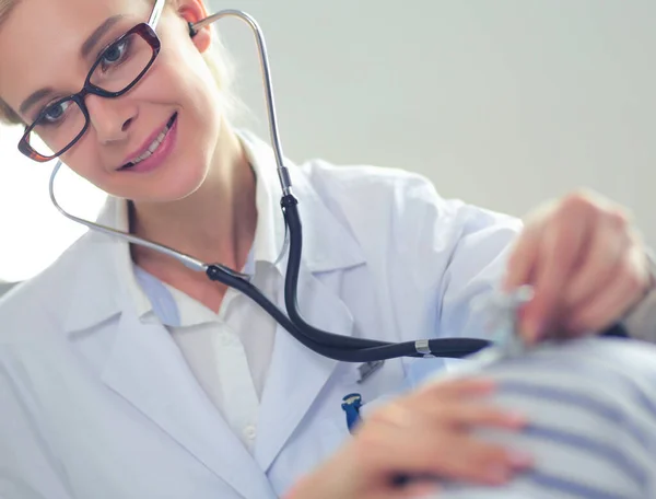 Dottore e paziente discutono di qualcosa mentre sono seduti al tavolo. Medicina e concetto di assistenza sanitaria — Foto Stock