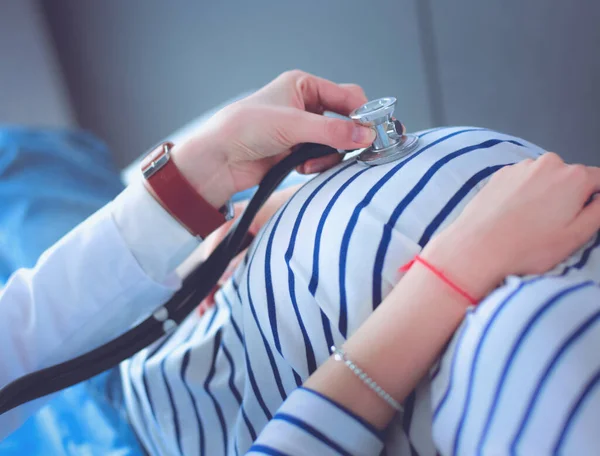 Médico e paciente discutindo algo enquanto se senta na mesa. Conceito de medicina e cuidados de saúde — Fotografia de Stock