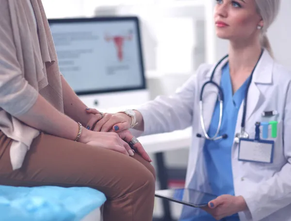 Doktorn och patienten diskuterar något när de sitter vid bordet. Medicin och hälsovård koncept. Läkare och patient — Stockfoto