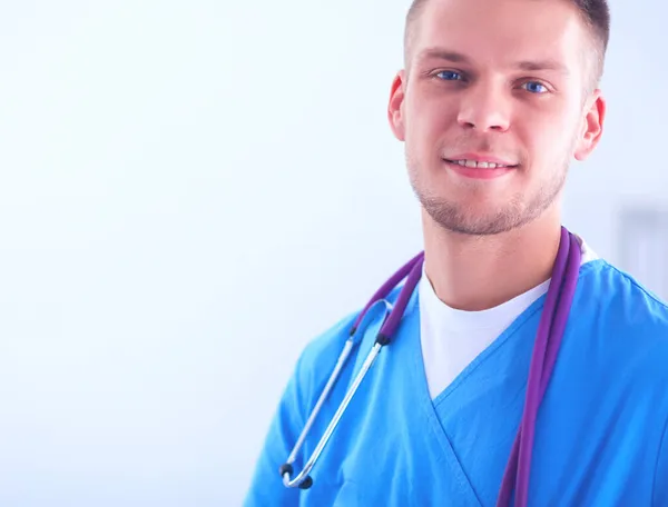 Egy mosolygó férfi orvos képe laptoppal az orvosi rendelőben. — Stock Fotó