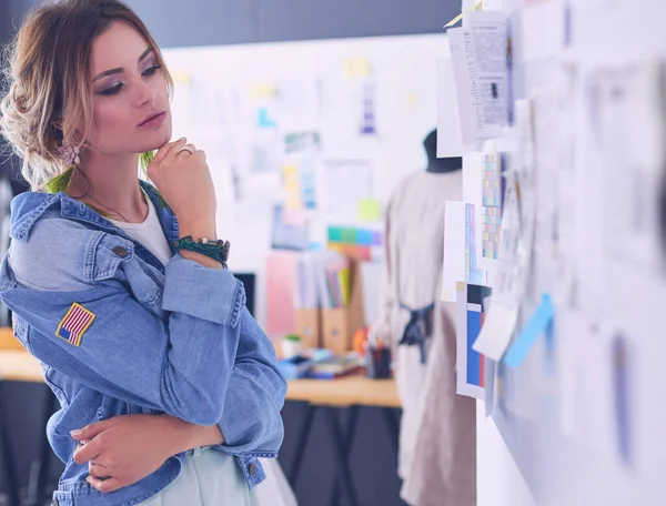 Diseñadora de moda mujer trabajando en sus diseños en el estudio —  Fotos de Stock