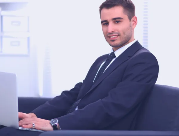 Молодой бизнесмен сидит в своем кабинете — стоковое фото