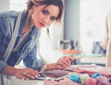 Moda Tasarımcısı kadın stüdyoda tasarımları ile iPad üzerinde