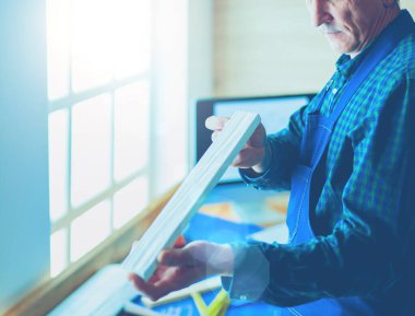 Ofisteki çizim masasında çalışan mimar