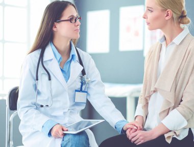Doktor ve hasta masada otururken bir şey tartışıyorlar. İlaç ve sağlık hizmetleri kavramı