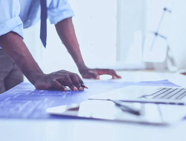 Arquitecto afroamericano trabajando con computadoras y planos en la oficina — Foto de Stock