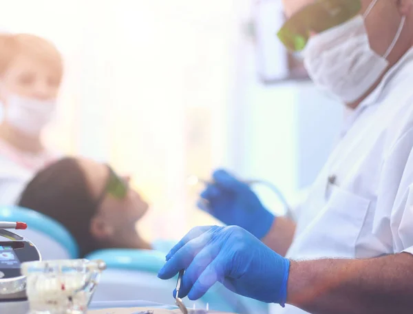 Dentysta pracujący przy zębach pacjentów — Zdjęcie stockowe