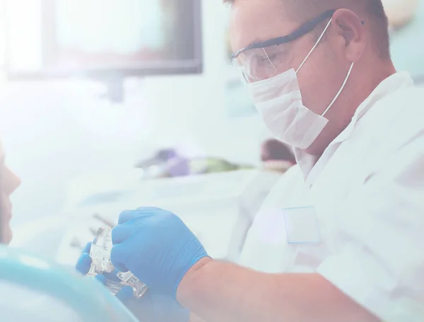 Dentista e seu assistente realizando um exame minucioso — Fotografia de Stock