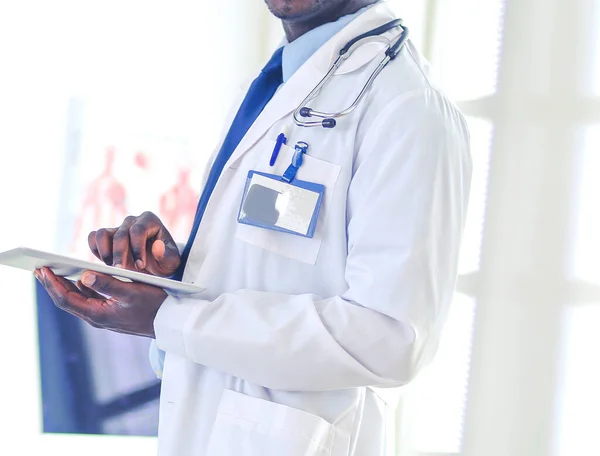 Male black doctor worker with tablet computer standing in hospital — Stock Photo, Image