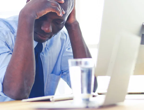 Homme d'affaires afro-américain sur casque de travail sur son ordinateur portable — Photo