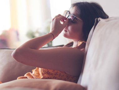 Evdeki modern bir kanepede oturan rahat kadın.