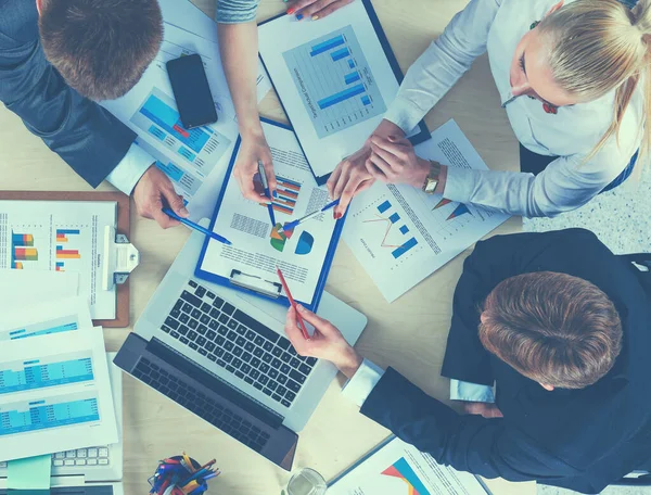 Gente de negocios sentada y discutiendo en la reunión, en la oficina — Foto de Stock