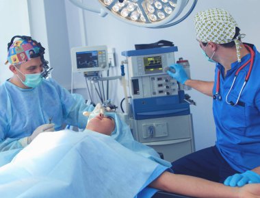 Ameliyathanede çalışan bir cerrah.