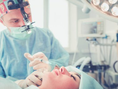 Ameliyathanede çalışan bir cerrah.