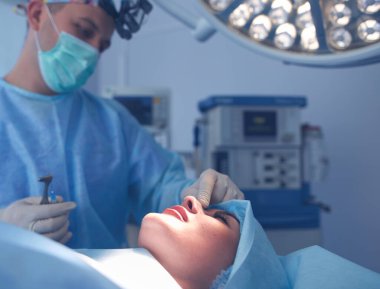 Ameliyathanede çalışan bir cerrah.