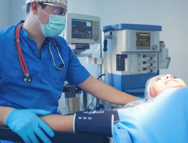 Ameliyathanede çalışan bir cerrah.