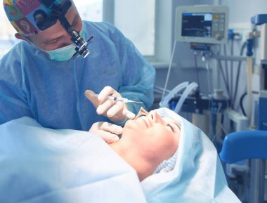 Ameliyathanede çalışan bir cerrah.